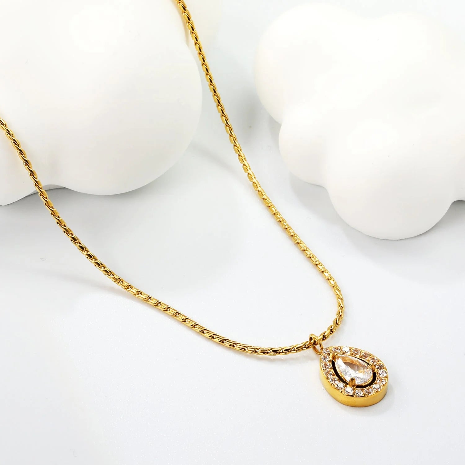 Elen Teardrop Necklace
