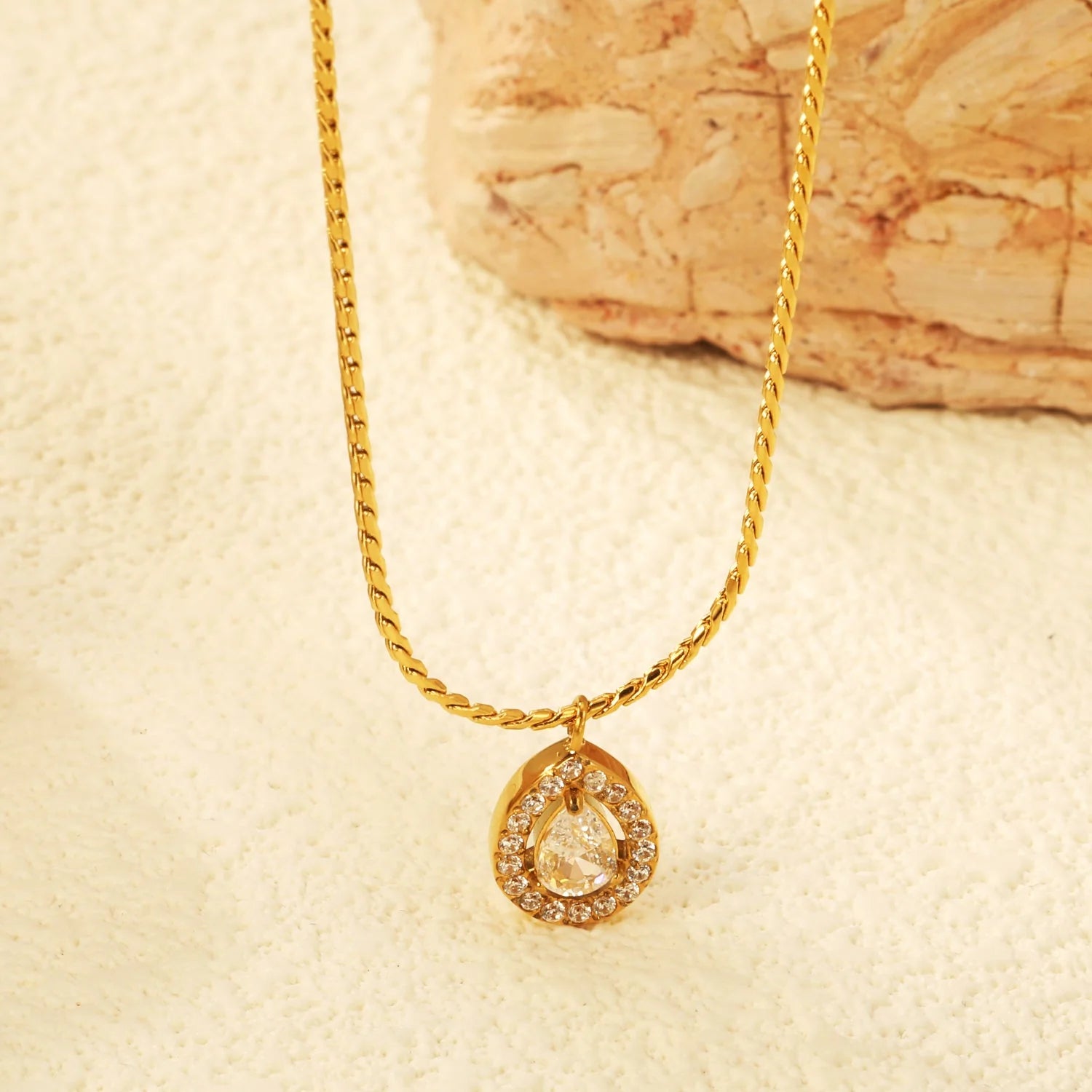Elen Teardrop Necklace